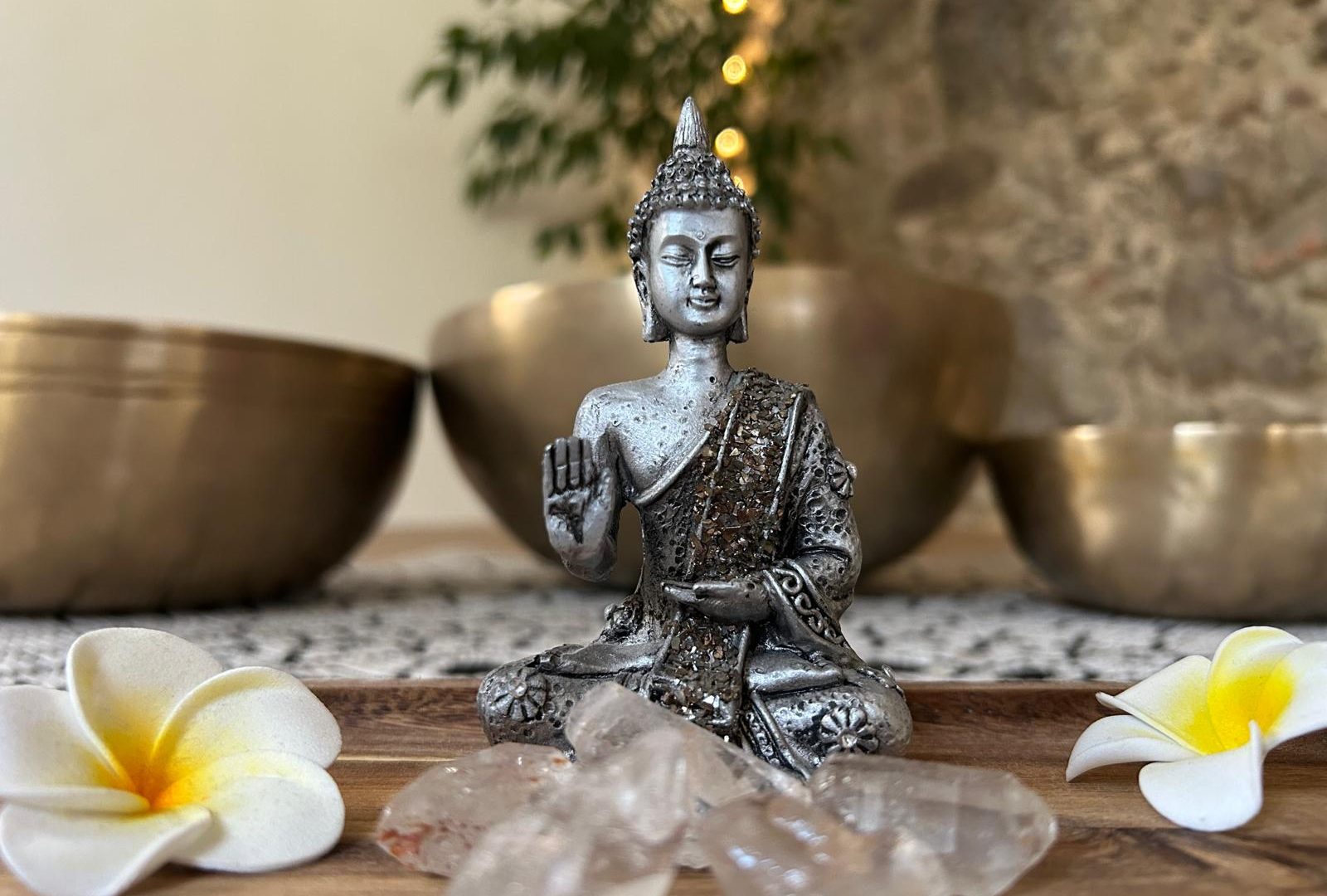 Tibetské mísy na lněném plátně v měkkém světle